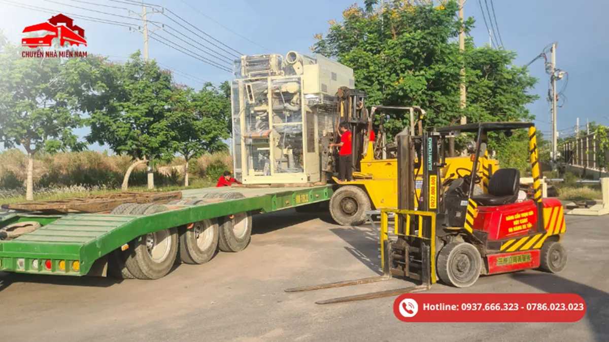Dịch vụ cho thuê xe nâng Đồng Nai giá rẻ, uy tín 10 Xe nâng hỗ trợ đưa máy móc, thiết bị công nghiệp lên xe container, giúp vận chuyển hàng nặng nhanh gọn và chắc chắn.