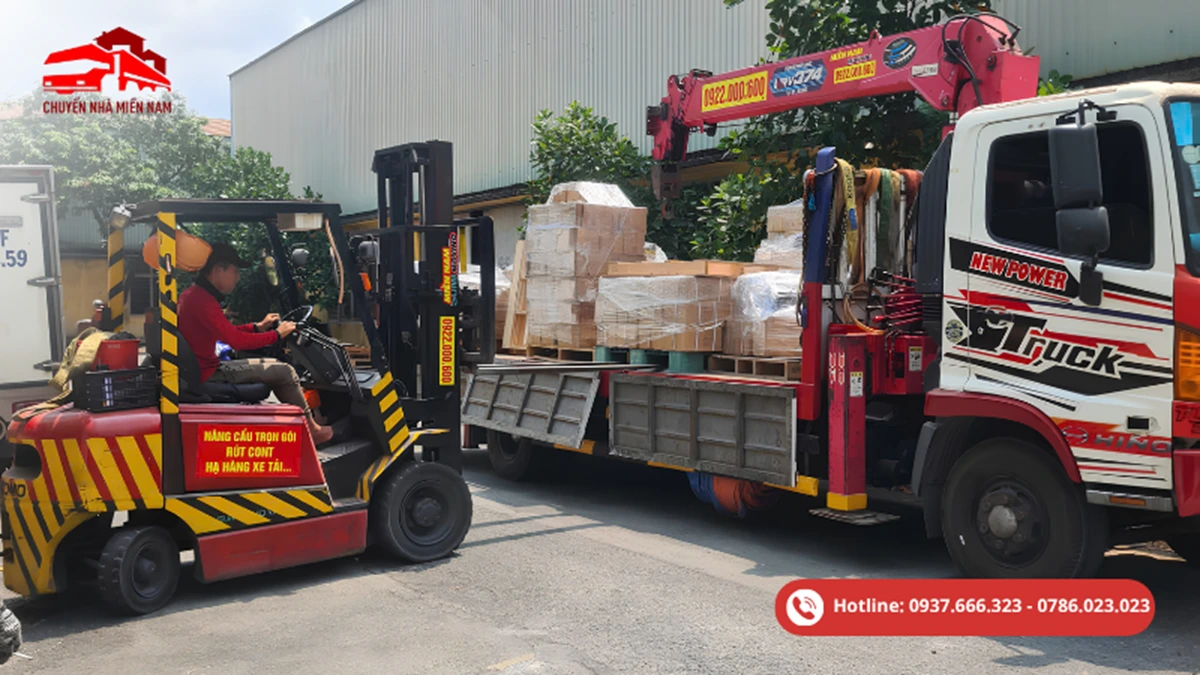 Xe nâng hỗ trợ nâng hạ hàng hóa kho xưởng, bốc xếp pallet và thiết bị lên xe tải, giúp doanh nghiệp tiết kiệm thời gian và nhân lực.