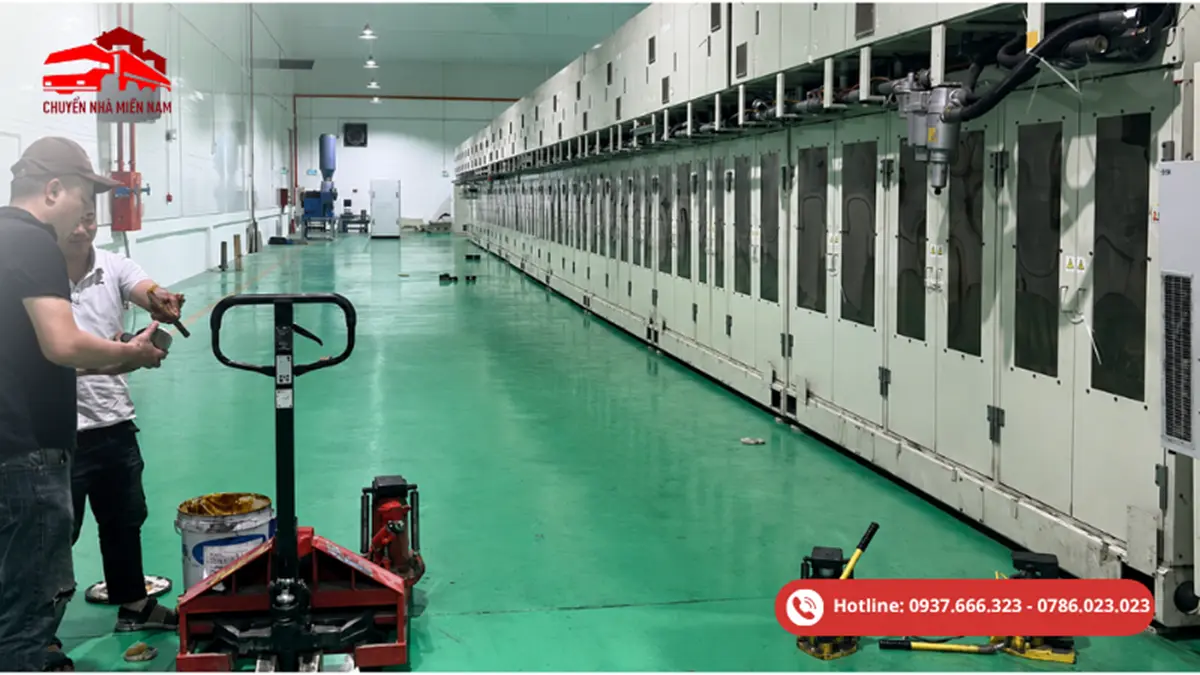 Xe nâng tay hỗ trợ di chuyển thiết bị và hàng hóa trong kho xưởng, giúp quá trình nâng hạ diễn ra gọn gàng, an toàn.