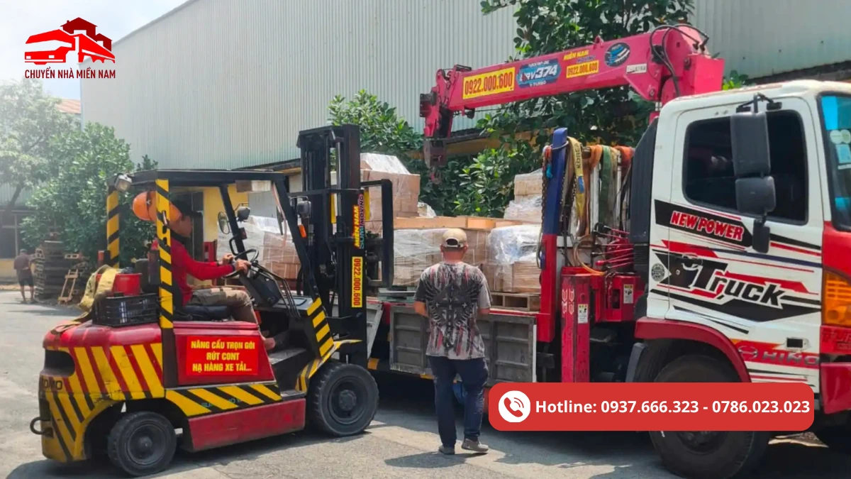Hình ảnh thực tế quá trình nâng hạ và bốc xếp pallet hàng hóa bằng xe nâng, kết hợp xe cẩu để vận chuyển hàng tại khu vực kho xưởng.